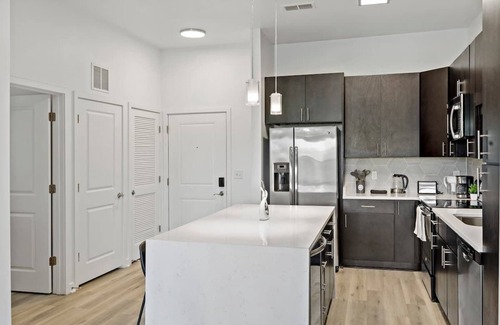 Cherry Apartment | Stylish 1BD Retreat | 5 Mins to Downtown | Free Parking + Gym + Sleeps 6