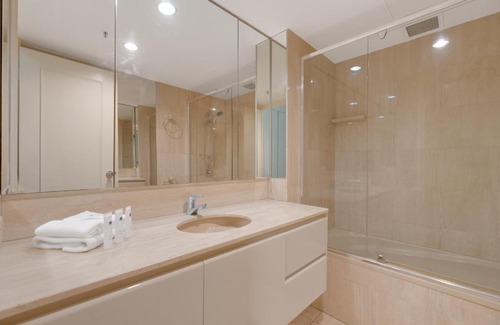 Main Beach Apartment | Stylish 1BR Beachside Escape - Heart of Gold Coast