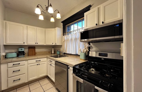 Alphabet Historic District Condo | Stylish 1BR condo in historic building- premium location in Nob Hill NW Alphabet
