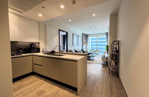 Dubai Marina Apartment | Stylish 1BR Hotel Apartment Overlooking the Marina