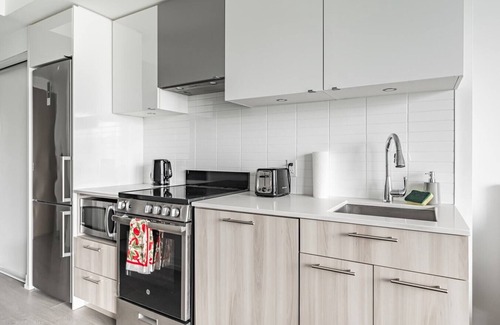 Garden District Apartment | Stylish 1BR Studio in Toronto