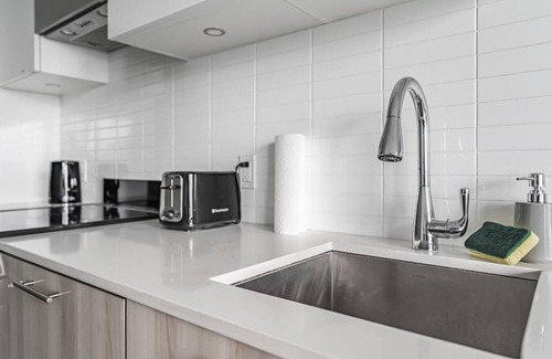 Garden District Apartment | Stylish 1BR Studio in Toronto