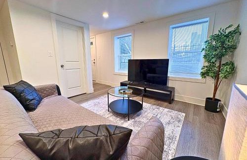 West Town Apartment | Stylish 1BR with Laundry In-unit - Aberdeen G