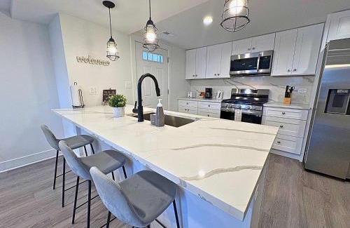 West Town Apartment | Stylish 1BR with Laundry In-unit - Aberdeen G