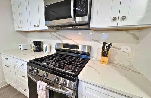 West Town Apartment | Stylish 1BR with Laundry In-unit - Aberdeen G