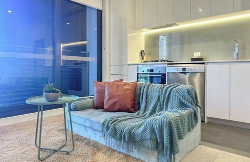 Footscray Apartment | Stylish 1BR1BA apt in Footscray Pool Gym WIFI