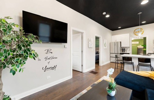 Old Town Apartment | Stylish 2 BDR Coach House Steps From Lake