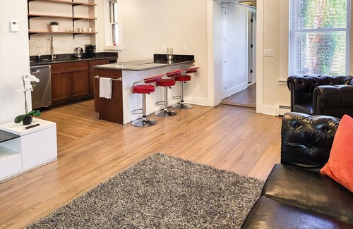 Downtown Apartment | Stylish 2-bed 1-bath right by Wooster Square - Parking and laundry room included