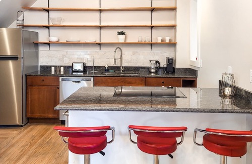 Downtown Apartment | Stylish 2-bed 1-bath right by Wooster Square - Parking and laundry room included