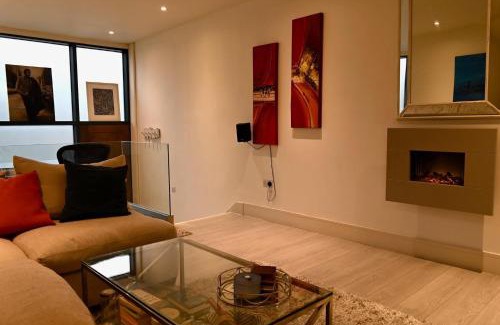 Fulham Apartment | Stylish 2-Bed, 2-Bath Flat