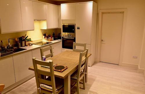 Fulham Apartment | Stylish 2-Bed, 2-Bath Flat