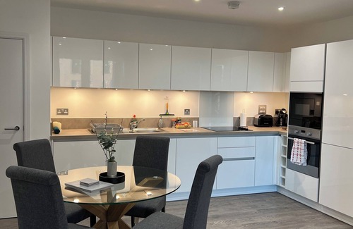Wainscot Apartment | Stylish 2 Bed Apartment in Rochester, Kent (3 min from Rochester Train Station)