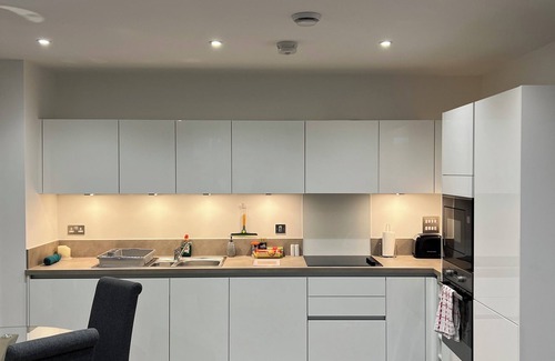 Wainscot Apartment | Stylish 2 Bed Apartment in Rochester, Kent (3 min from Rochester Train Station)