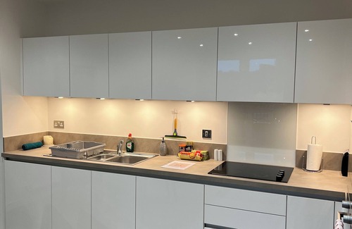 Wainscot Apartment | Stylish 2 Bed Apartment in Rochester, Kent (3 min from Rochester Train Station)