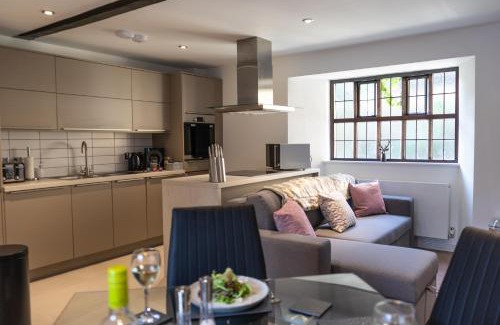 Peterborough Apartment | Stylish 2 Bed Apartment, Stunning City Centre Location, with FREE Secure, Gated Parking On-Site & Private WiFi, with Private Entrance & Courtyard Garden & Highly Rated