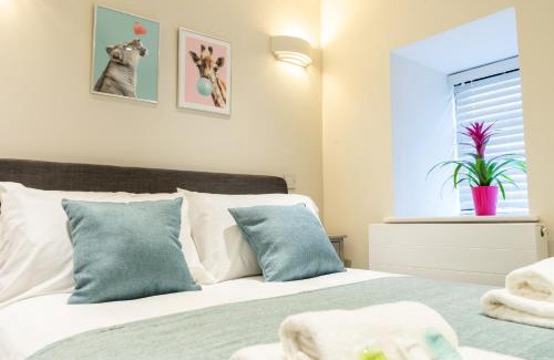 Peterborough Apartment | Stylish 2 Bed Apartment, Stunning City Centre Location, with FREE Secure, Gated Parking On-Site & Private WiFi, with Private Entrance & Courtyard Garden & Highly Rated