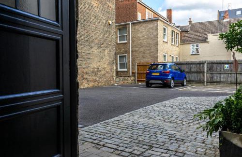 Peterborough Apartment | Stylish 2 Bed Apartment, Stunning City Centre Location, with FREE Secure, Gated Parking On-Site & Private WiFi, with Private Entrance & Courtyard Garden & Highly Rated