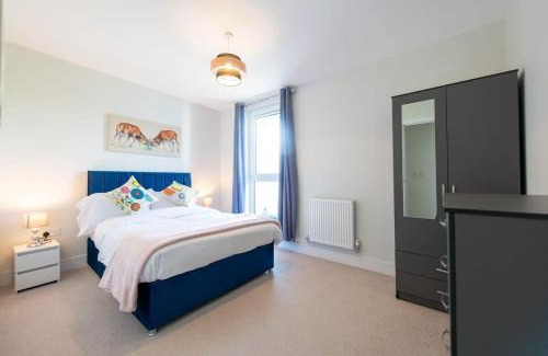 Crawley Apartment | Stylish 2 Bed Apartment in Crawley - Sleeps 5