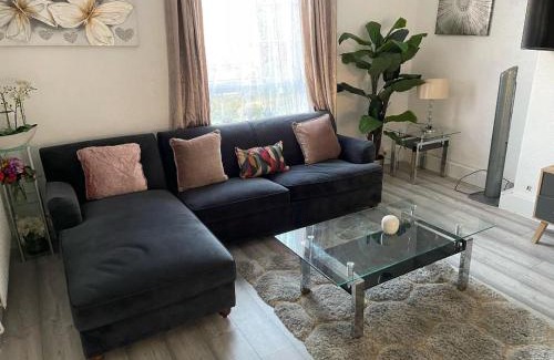 Brockley Apartment | Stylish 2 Bed Apartment - Perfect for Couples & Families, Free Parking - Near Brockley Station, London