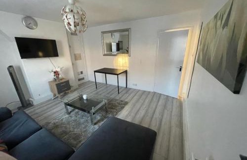 Brockley Apartment | Stylish 2 Bed Apartment - Perfect for Couples & Families, Free Parking - Near Brockley Station, London