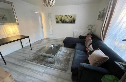 Brockley Apartment | Stylish 2 Bed Apartment - Perfect for Couples & Families, Free Parking - Near Brockley Station, London