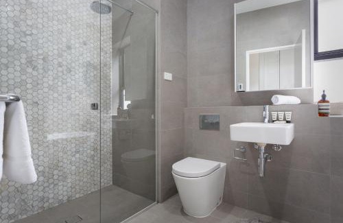 Coogee Apartment | Stylish 2-Bed Apartment with BBQ Patio Near Beach