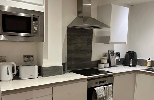 Salford Apartment | Stylish 2-Bed Apt Private Parking 10mins to Centre