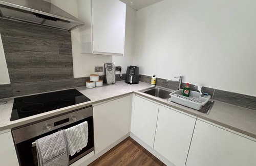 Salford Apartment | Stylish 2-Bed Apt Private Parking 10mins to Centre