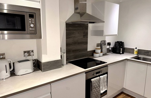Salford Apartment | Stylish 2-Bed Apt Private Parking 10mins to Centre