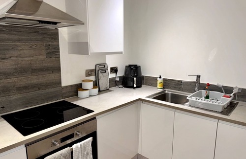Salford Apartment | Stylish 2-Bed Apt Private Parking 10mins to Centre