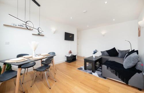 Stockwell Apartment | Stylish 2-Bed Flat 1 Min to Stockwell Tube Fast WiFi Easy Central London Access