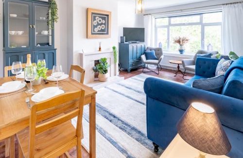 Warley Apartment | Stylish 2-Bedroom Flat in Great Warley – Sleeps 6 Pass the Keys