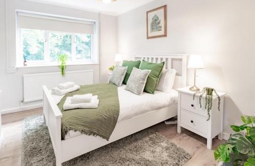 Warley Apartment | Stylish 2-Bedroom Flat in Great Warley – Sleeps 6 Pass the Keys