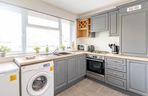 Warley Apartment | Stylish 2-Bedroom Flat in Great Warley – Sleeps 6 Pass the Keys