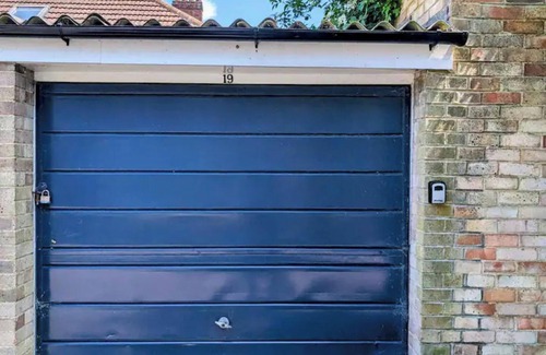 Sutton West Apartment | Stylish 2-Bed Gem in Sutton - Your Cozy Retreat!