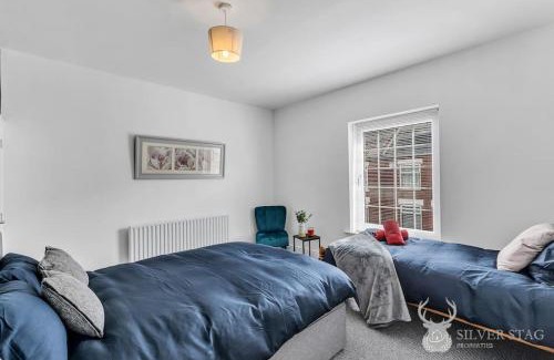 Church Gresley Apartment | Stylish 2 Bed Home Perfect for Families & Work Stays