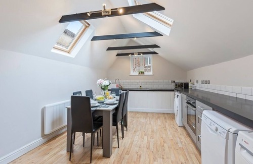 Redhill Apartment | Stylish 2 Bed Home near Gatwick