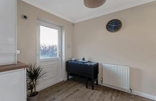 East End Apartment | Stylish 2-Bed House Private Driveway