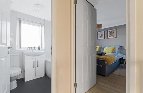 East End Apartment | Stylish 2-Bed House Private Driveway