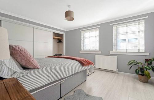 East End Apartment | Stylish 2-Bed House Private Driveway