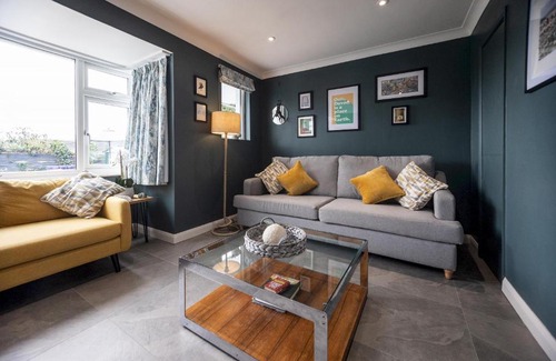 Braunton House | Stylish 2 bed pet-friendly coastal retreat