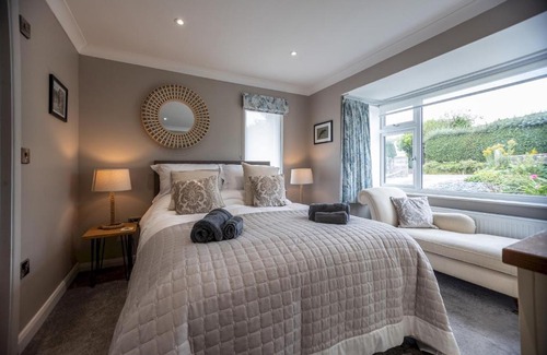 Braunton House | Stylish 2 bed pet-friendly coastal retreat