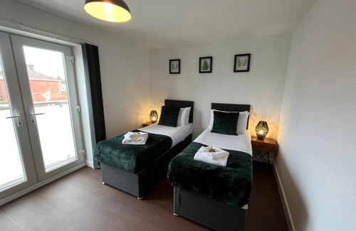 Southampton Apartment | Stylish 2 Bed Riverside Flat, Single or Kingsize beds, Free Parking