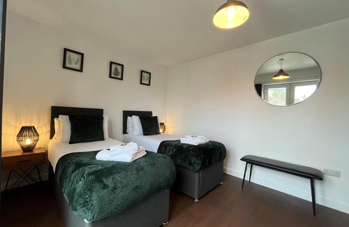 Southampton Apartment | Stylish 2 Bed Riverside Flat, Single or Kingsize beds, Free Parking
