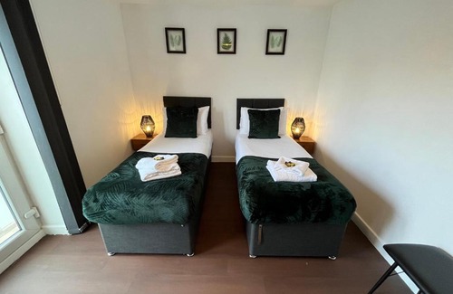 Southampton Apartment | Stylish 2 Bed Riverside Flat, Single or Kingsize beds, Free Parking