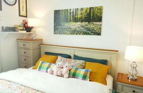 Newport Apartment | Stylish 2 Bed Room Apartment 3 sleep free wIFI & p
