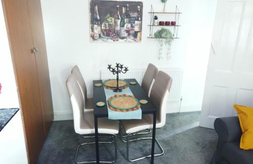 Newport Apartment | Stylish 2 Bed Room Apartment 3 sleep free wIFI & p