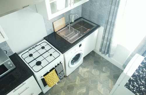 Newport Apartment | Stylish 2 Bed Room Apartment 3 Sleep Free Wifi & p