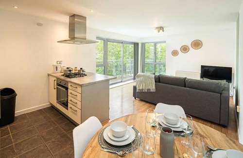 Bow Apartment | Stylish 2-Bed with Stunning View