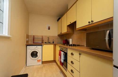 Bonnington Apartment | Stylish 2 Bedroom Apartment Near the City Centre